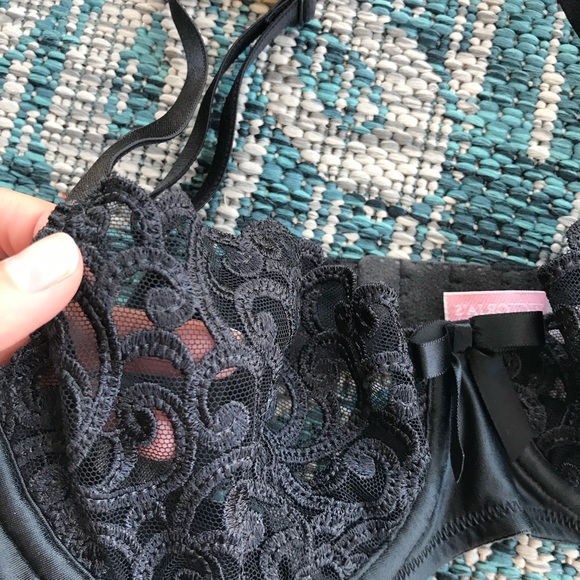 SOLD Victoria’s Secret Underwire Black Lace Bra - Picture 4 of 4